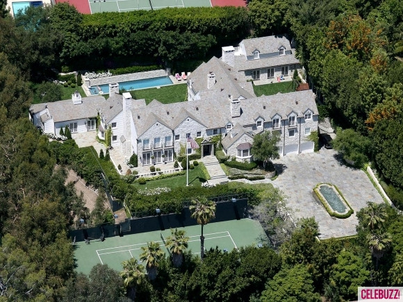 Diện tích của căn biệt thự là hơn 3000m2 trước khi được chuyển nhượng 4 năm trước. Tại đây có một đường dành cho ô tô, một sân tennis cùng một bể bơi.