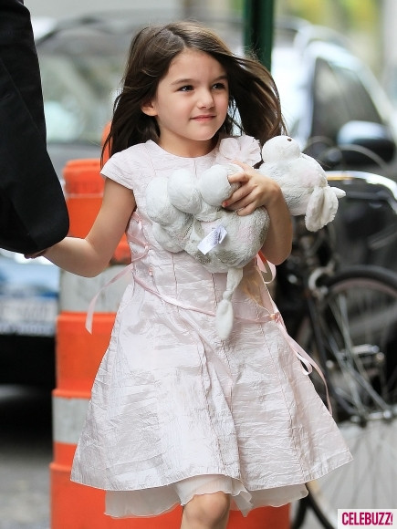 Suri Cruise trên đường tới American Girl Place, New York hôn 10/11/2011. Suri Cruise trên đường tới American Girl Place, New York hôn 10/11/2011.