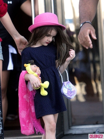 Katie Holmes dẫn con gái Suri thăm thành phố New York hôm 9/9/2011. Katie Holmes dẫn con gái Suri thăm thành phố New York hôm 9/9/2011.