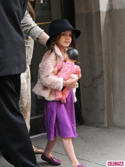 Cô bé Suri Cruise bên ngoài căn hộ sang trọng ở New York hồi tháng 6/2011. Cô bé Suri Cruise bên ngoài căn hộ sang trọng ở New York hồi tháng 6/2011.