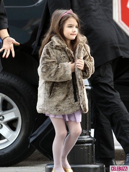 Suri Cruise sành điệu trong bộ áo khoác lông ở New York hôm 14/12/2011. Suri Cruise sành điệu trong bộ áo khoác lông ở New York hôm 14/12/2011.