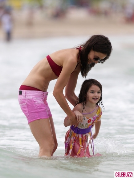 Suri cùng mẹ vui đùa bên bờ biển Miami Beach. Suri cùng mẹ vui đùa bên bờ biển Miami Beach.