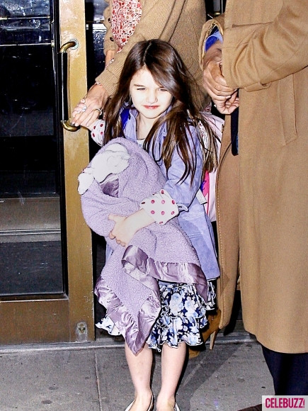 Hai mẹ con Katie và Suri trên đường ra sân bay riêng của nhà họ ở New York. Hai mẹ con Katie và Suri trên đường ra sân bay riêng của nhà họ ở New York.