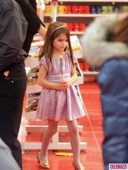 Suri Cruise đi mua sắm cùng mẹ ở New York. Suri Cruise đi mua sắm cùng mẹ ở New York.