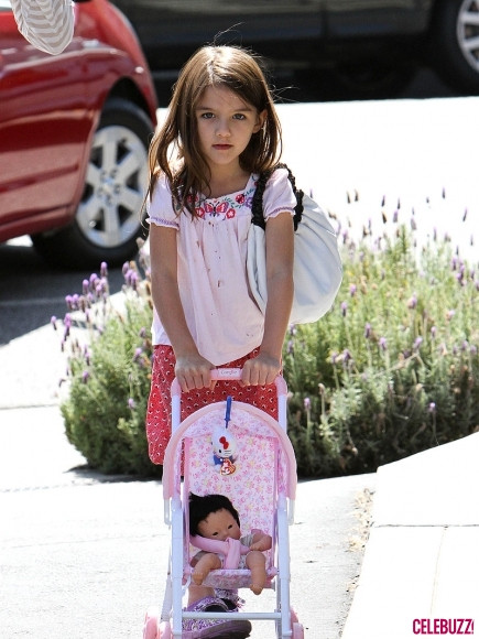 Suri Cruise chơi cùng búp bê tại khu Country Mart ở Los Angeles, California hôm 6/8/2011. Suri Cruise chơi cùng búp bê tại khu Country Mart ở Los Angeles, California hôm 6/8/2011.