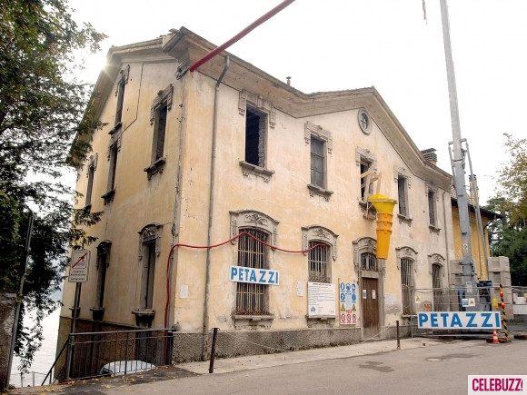 Căn biệt thự Villa Margherita ở khu vực Hồ Como, miền bắc nước Ý trị giá 6,9 triệu USD. Căn biệt thự này được chụp năm 2006 và được ông chủ George Clooney bán lại cho Tom Cruise và Katie Holmes.