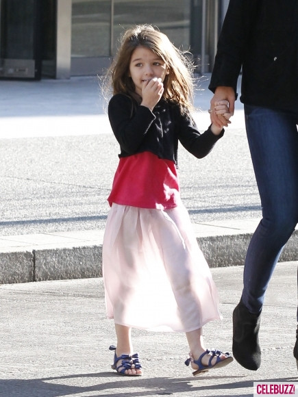 Hai mẹ con nhà Suri Cruise và Katie Holmes trên đường đến Pittburgh, bang Pennsylvania hôm 6/10/2011. Hai mẹ con nhà Suri Cruise và Katie Holmes trên đường đến Pittburgh, bang Pennsylvania hôm 6/10/2011.