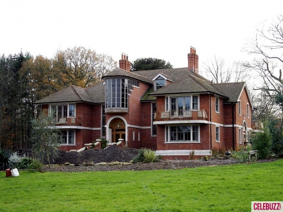 Biệt thự Sussex ở một vùng quê của Anh trị giá 5 triệu USD với 6 phòng ngủ, một bể bơi trong nhà, gara xe ngầm, một khu luyện tập thể thao, phòng chơi game, nhà kính thực vật cùng hệ thống an ninh công nghệ cao và một đội nhân viên phục vụ.