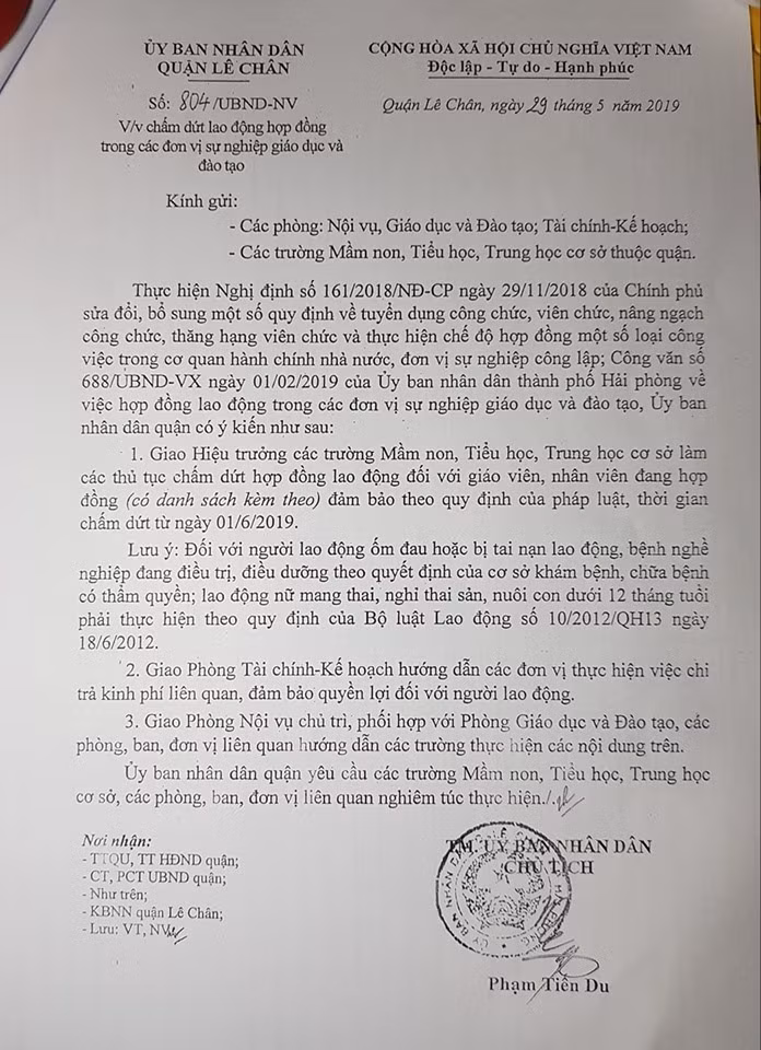 Văn bản của Ủy ban nhân dân quận Lê Chân về việc chấm dứt hợp đồng đối với hơn 80 giáo viên hợp đồng (Ảnh: Lã Tiến) Văn bản của Ủy ban nhân dân quận Lê Chân về việc chấm dứt hợp đồng đối với hơn 80 giáo viên hợp đồng (Ảnh: Lã Tiến)