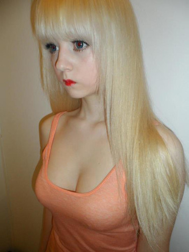 Cô gái trẻ Venus Angelic ở London cũng muốn trở thành một búp bê sống ngoài đời thực. Cô gái trẻ Venus Angelic ở London cũng muốn trở thành một búp bê sống ngoài đời thực.