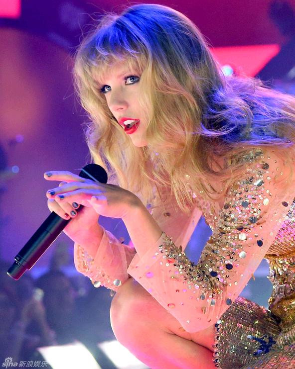 Vẻ đẹp long lanh toát lên từ đôi mắt và trang phục lấp lánh vàng.