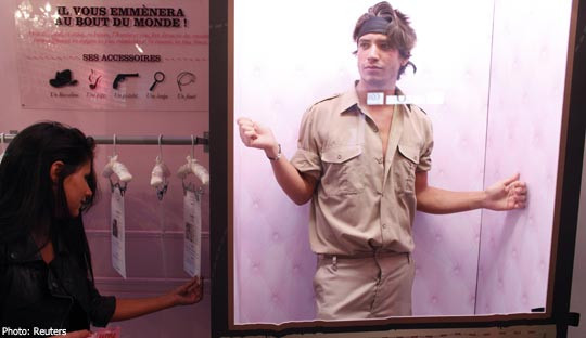 Xuất hiện ngay giữa lòng thủ đô Paris hoa lệ bên cạnh những con phố mua sắm sầm uất và đông đúc, cửa hiệu "chọn bạn trai" (adopt -a-guy hay adopte-un-mec) thường nhộn nhịp vào những dịp cuối tuần sẽ là một điểm đến cao cấp và ưa thích cho những cô nàng Paris đang mong muốn tìm cho mình một Mr Right.