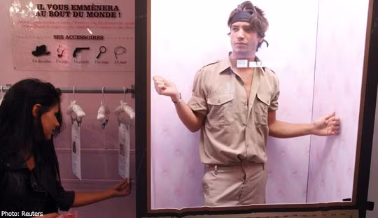 Xuất hiện ngay giữa lòng thủ đô Paris hoa lệ bên cạnh những con phố mua sắm sầm uất và đông đúc, cửa hiệu "chọn bạn trai" (adopt -a-guy hay adopte-un-mec) thường nhộn nhịp vào những dịp cuối tuần sẽ là một điểm đến cao cấp và ưa thích cho những cô nàng Paris đang mong muốn tìm cho mình một Mr Right.