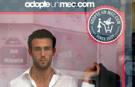 Những anh chàng ăn mặc lịch lãm hoặc cá tính đứng trong tủ kính nơi vốn dành cho những manequin trông họ không khác một món hàng như bao cửa hiệu khác. Trước mặt họ là hàng dài những cô gái xếp hàng để được gặp gỡ anh chàng "búp bê" mà họ chọn lựa.