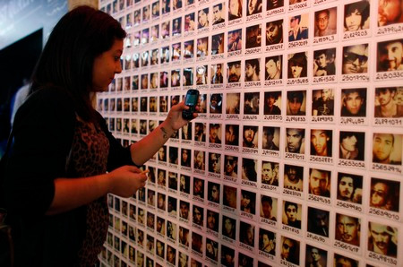 Những quý ông đứng phía sau tủ kính trưng bày như những món hàng đều là những người tự nguyện đến đây và với mục đích tìm bạn, trang phục hay cách trang điểm của họ là hoàn toàn do họ tự túc. Họ có thể tạo dáng, nhảy múa, cười đùa hay chuyển tư thế đứng cũng như vị trí đứng trong cửa hàng bất cứ lúc nào, hoặc cũng có thể bỏ về nếu họ muốn hay cảm thấy mệt mỏi.