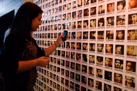 Những quý ông đứng phía sau tủ kính trưng bày như những món hàng đều là những người tự nguyện đến đây và với mục đích tìm bạn, trang phục hay cách trang điểm của họ là hoàn toàn do họ tự túc. Họ có thể tạo dáng, nhảy múa, cười đùa hay chuyển tư thế đứng cũng như vị trí đứng trong cửa hàng bất cứ lúc nào, hoặc cũng có thể bỏ về nếu họ muốn hay cảm thấy mệt mỏi.