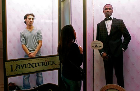 Những cô gái trẻ của Paris chen chúc nhau trong shop đặc biệt này để chọn lựa những chàng trai có sẵn trên một bảng catalogue khổng lồ, xem xét hồ sơ của những anh chàng có mặt ở cửa hiệu và có thể chụp ảnh cùng chàng trai mà họ cảm thấy hợp nhãn hoặc còn hơn thế nữa.