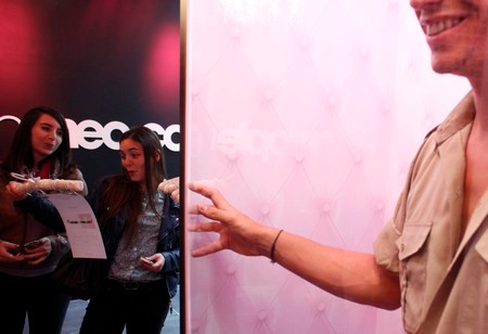 Tất cả những anh chàng lịch lãm đứng phía sau cửa kính sang trọng của cửa hàng này đều là những thành viên của website hẹn hò nói trên, và những quý cô nào đã lựa chọn chàng trai cho riêng mình thì ngay lập tức có thể liên lạc cho nhau qua hệ thống web hoặc có thể đến cửa hàng này để cùng trò chuyện, nhâm nhi một tách cà phê ngay tại cửa hàng. Nếu đồng ý cả hai có thể thỏa thuận cùng nhau làm những gì họ muốn.