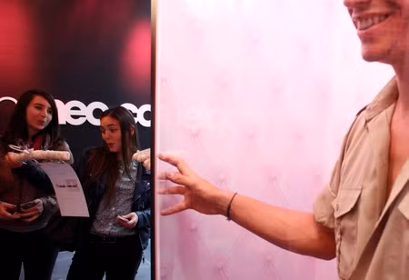 Tất cả những anh chàng lịch lãm đứng phía sau cửa kính sang trọng của cửa hàng này đều là những thành viên của website hẹn hò nói trên, và những quý cô nào đã lựa chọn chàng trai cho riêng mình thì ngay lập tức có thể liên lạc cho nhau qua hệ thống web hoặc có thể đến cửa hàng này để cùng trò chuyện, nhâm nhi một tách cà phê ngay tại cửa hàng. Nếu đồng ý cả hai có thể thỏa thuận cùng nhau làm những gì họ muốn.