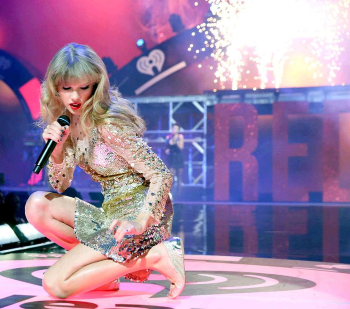 Trong trang phục lấp lánh kim sa, tóc để buông và trang điểm như một nàng công chúa thực sự, Taylor Swift đã cháy hết mình cùng người hâm mộ, qua các ca khúc gắn liền với tên tuổi của cô và single mới nhất “We are ever getting back together”.