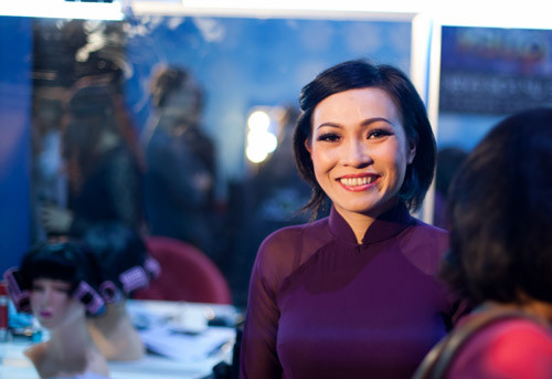 Phương Thanh "đội lốt" Hương Lan với nụ cười tươi rói trên môi. Phương Thanh "đội lốt" Hương Lan với nụ cười tươi rói trên môi.