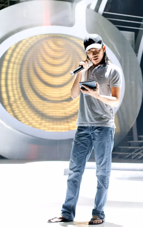 Hoài Linh tập lời cho phần hóa thân thành ca sĩ Tuấn Ngọc vốn đã quá quen thuộc với anh.