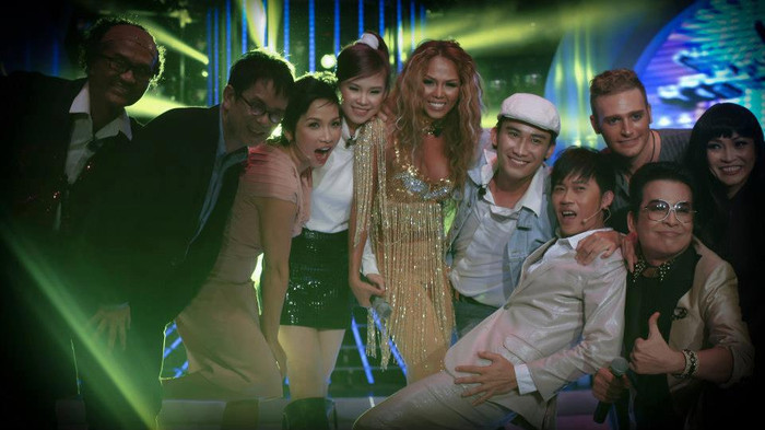 Bộ 3 BGK cùng MC Thanh Bạch và 6 người chơi. Bộ 3 BGK cùng MC Thanh Bạch và 6 người chơi.