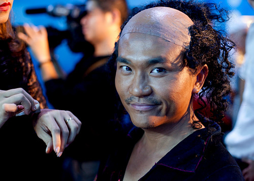 Đại Nghĩa phải đội mặt nạ đầu sao cho giống với NSND Y Moan nhất. Đại Nghĩa phải đội mặt nạ đầu sao cho giống với NSND Y Moan nhất.