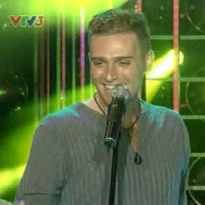 Chàng tây Kyo York hoá thân không đạt lắm với vai hoàng tử nhạc pop latin Ricky Martin. Chàng tây Kyo York hoá thân không đạt lắm với vai hoàng tử nhạc pop latin Ricky Martin.