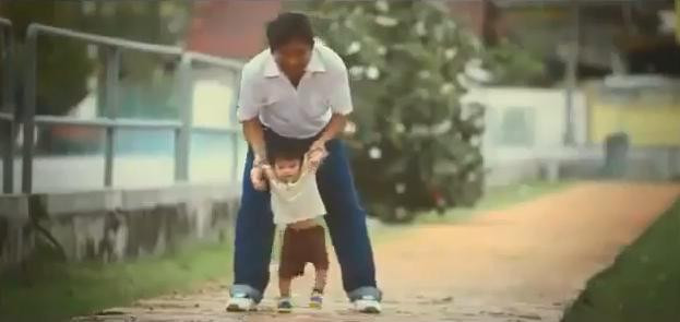 Hình ảnh người cha dạy cho cậu con nhỏ tập đi khi còn bé thơ