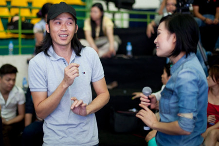 Hoài Linh với lợi thế gần gũi và tiếp xúc nhiều với ca sĩ Hương Lan, anh hướng dẫn từng chi tiết nhỏ về cử chỉ, điệu bộ cũng cho Phương Thanh để sao cho phần "lột xác" thành Hương Lan thật đạt và giống. Hoài Linh với lợi thế gần gũi và tiếp xúc nhiều với ca sĩ Hương Lan, anh hướng dẫn từng chi tiết nhỏ về cử chỉ, điệu bộ cũng cho Phương Thanh để sao cho phần "lột xác" thành Hương Lan thật đạt và giống.