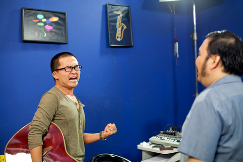 Nguyễn Hà giúp Đại Nghĩa chú ý cách nhả chữ và phong thái hát của Y Moan. Nguyễn Hà giúp Đại Nghĩa chú ý cách nhả chữ và phong thái hát của Y Moan.