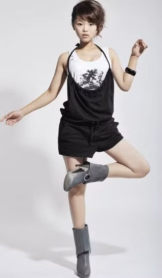 Diễn viên truyền hình Vương Sa Sa (sn 18/1/1992), quê Hà Bắc, sinh viên khoa diễn xuất khóa 2011 Học viện Hí kịch Thượng Hải.