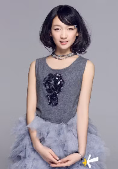 Nữ diễn viên trẻ nổi danh sau bộ phim “Chuyện tình cây táo gai” của đạo diễn Trương Nghệ Mưu và đạt giải nữ diễn viên mới triển vọng tại LHP Huabiao Trung Quốc lần thứ 14.