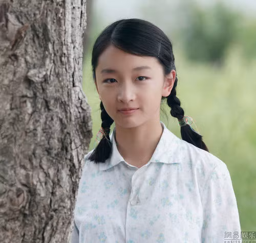 Chu Đông Vũ (sn 31/1/1992), sinh viên khoa Diễn xuất khóa 2011, Học viện Điện ảnh Bắc Kinh, chiều cao 1.62m, nặng 44kg, quê Thạch Gia Trang, Hà Bắc. Hình ảnh này của Chu Đông Vũ được chụp từ bộ phim "Chuyện tình cây táo gai".