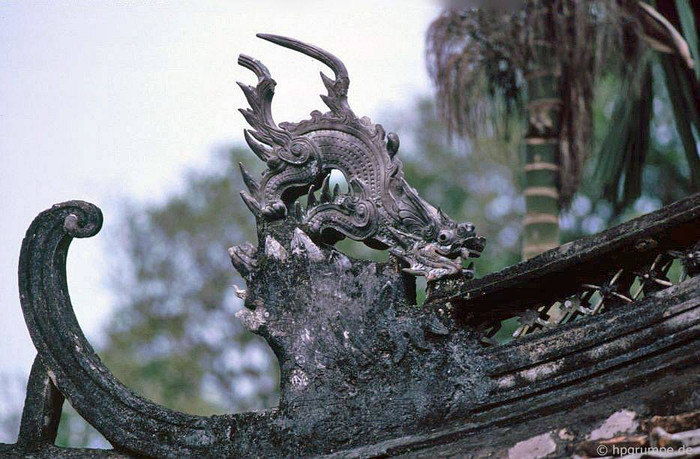 Ban đầu chùa Thầy chỉ là một am nhỏ gọi là Hương Hải am, nơi Thiền sư Từ Đạo Hạnh trụ trì. Vua Lý Nhân Tông đã cho xây dựng lại gồm hai cụm chùa: chùa Cao (Đỉnh Sơn Tự) trên núi và chùa Dưới (tức chùa Cả, tên chữ là Thiên Phúc Tự). Theo thuyết phong thủy, chùa được xây dựng trên thế đất hình con rồng. Phía trước chùa, bên trái là ngọn Long Đẩu, lưng chùa và bên phải dựa vào núi Sài Sơn. Chùa quay mặt về hướng Nam, trước chùa, nằm giữa Sài Sơn và Long Đẩu là một hồ rộng mang tên Long Chiểu hay Long Trì (ao Rồng). Sân có hàm rồng.