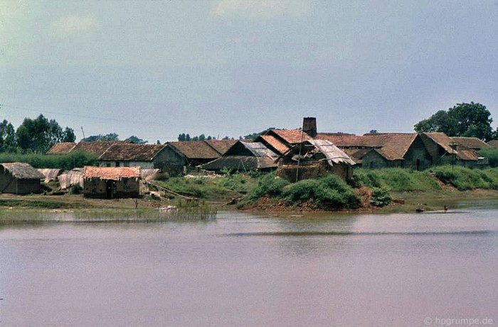 Làng Bát Tràng trước đây thuộc tỉnh Bắc Ninh nay thuộc huyện Gia Lâm, Hà Nội. Nghề gốm xuất hiện ở Bát Tràng vào thế kỷ thứ XV. Thợ thủ công ở đây đã sản xuất hầu hết các loại gốm quý và độc đáo của Việt Nam: gốm men ngọc, gốm men rạn, gốm hoa lam. Ảnh chụp năm 1991. Làng Bát Tràng trước đây thuộc tỉnh Bắc Ninh nay thuộc huyện Gia Lâm, Hà Nội. Nghề gốm xuất hiện ở Bát Tràng vào thế kỷ thứ XV. Thợ thủ công ở đây đã sản xuất hầu hết các loại gốm quý và độc đáo của Việt Nam: gốm men ngọc, gốm men rạn, gốm hoa lam. Ảnh chụp năm 1991.