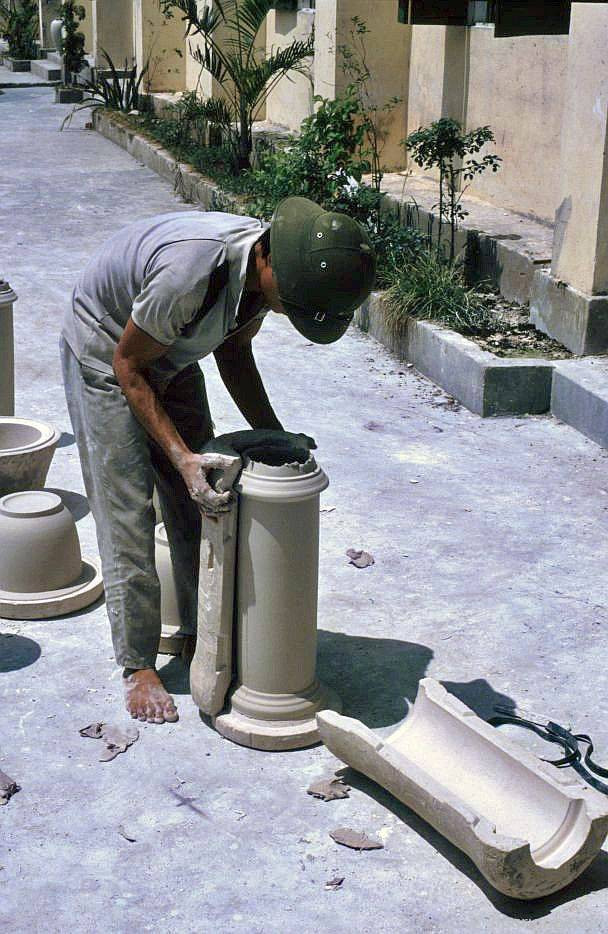 Qua thuyền buôn Trung Quốc, Nhật Bản, các nước Đông Nam Á và các nước phương Tây, đồ gốm Việt Nam được bán sang Nhật và nhiều nước Đông Nam Á, Nam Á. Qua thuyền buôn Trung Quốc, Nhật Bản, các nước Đông Nam Á và các nước phương Tây, đồ gốm Việt Nam được bán sang Nhật và nhiều nước Đông Nam Á, Nam Á.