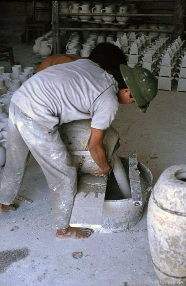 Vào thế kỷ XVI-XVII, gốm Bát Tràng phát triển trong một bối cảnh kinh tế mới của đất nước và khu vực. Hoạt động mậu dịch hàng hải khu vực Đông Nam Á càng trở nên sôi động, lôi cuốn các nước trong khu vực vào hệ thống buôn bán châu Á và với thị trường thế giới đang hình thành. Vào thế kỷ XVI-XVII, gốm Bát Tràng phát triển trong một bối cảnh kinh tế mới của đất nước và khu vực. Hoạt động mậu dịch hàng hải khu vực Đông Nam Á càng trở nên sôi động, lôi cuốn các nước trong khu vực vào hệ thống buôn bán châu Á và với thị trường thế giới đang hình thành.