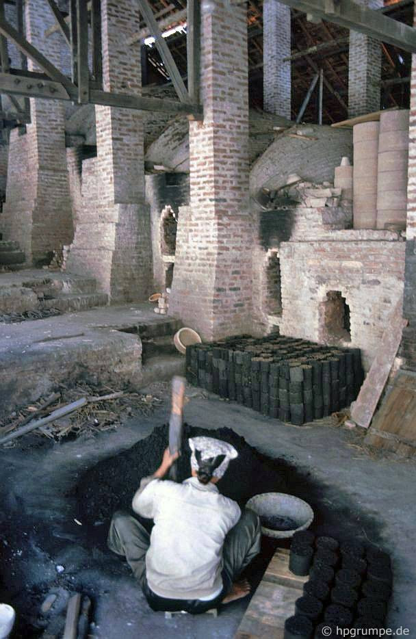 Gốm Bát Tràng tuy có bị ảnh hưởng, nhưng vẫn giữ được sức sống bền bỉ nhờ có được thị trường tiêu thụ rộng rãi trong nước với những đồ gia dụng, đồ thờ, đồ trang trí và gạch xây dựng rất cần thiết cho mọi tầng lớp xã hội thời bấy giờ. Gốm Bát Tràng tuy có bị ảnh hưởng, nhưng vẫn giữ được sức sống bền bỉ nhờ có được thị trường tiêu thụ rộng rãi trong nước với những đồ gia dụng, đồ thờ, đồ trang trí và gạch xây dựng rất cần thiết cho mọi tầng lớp xã hội thời bấy giờ.