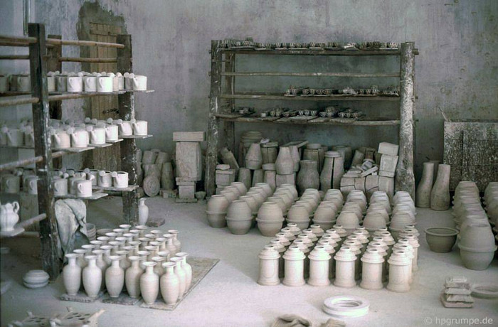 Năm 1371 gốm Việt Nam mở rộng thị trường ở khu vực Đông Nam Á. Trong thời gian từ 1604-1634, gốm Việt Nam được nhập cảng vào Nhật, mở đầu cho thời kỳ xuất khẩu đồ gốm sang nước ngoài phát triển mạnh mẽ. Năm 1371 gốm Việt Nam mở rộng thị trường ở khu vực Đông Nam Á. Trong thời gian từ 1604-1634, gốm Việt Nam được nhập cảng vào Nhật, mở đầu cho thời kỳ xuất khẩu đồ gốm sang nước ngoài phát triển mạnh mẽ.