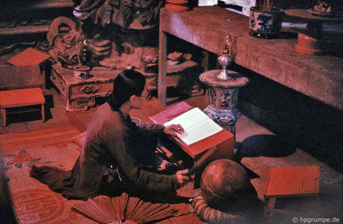 Tụng kinh niệm phật trong chùa Thầy.