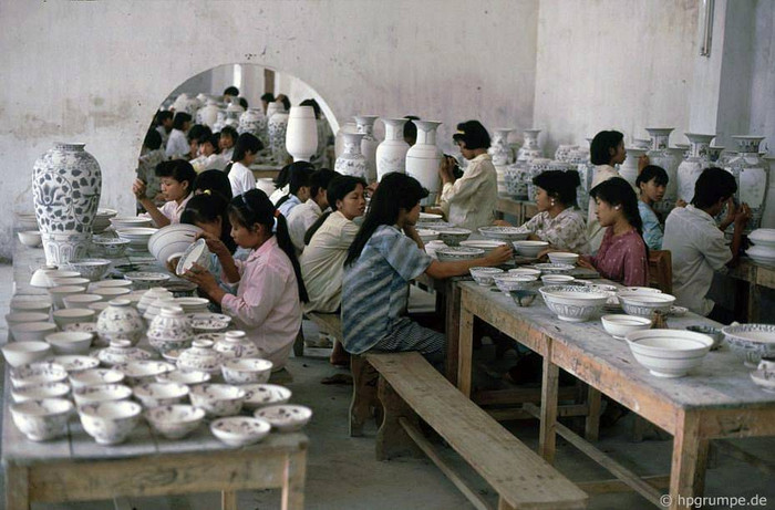 Từ năm 1010 sự ra đời và phát triển của kinh đô Thăng Long - Hà Nội đã tác động mạnh đến hoạt động kinh tế của các làng xung quanh, trong đó có Bát Tràng. Gần kinh thành lại nằm bên bờ Nhị Hà (sông Hồng), Bát Tràng có vị trí và điều kiện giao thông thuận lợi để phát triển về công thương nghiệp. Đặc biệt vùng này có nhiều đất sét trắng, một nguồn nguyên liệu tốt để sản xuất đồ gốm. Từ năm 1010 sự ra đời và phát triển của kinh đô Thăng Long - Hà Nội đã tác động mạnh đến hoạt động kinh tế của các làng xung quanh, trong đó có Bát Tràng. Gần kinh thành lại nằm bên bờ Nhị Hà (sông Hồng), Bát Tràng có vị trí và điều kiện giao thông thuận lợi để phát triển về công thương nghiệp. Đặc biệt vùng này có nhiều đất sét trắng, một nguồn nguyên liệu tốt để sản xuất đồ gốm.