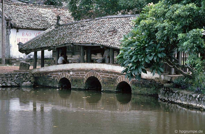 ...Cầu Nguyệt Tiên nối vào đường lên núi.