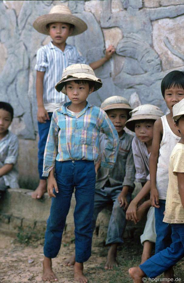 Trẻ em sống cạnh Đền Cổ Loa. Trẻ em sống cạnh Đền Cổ Loa.