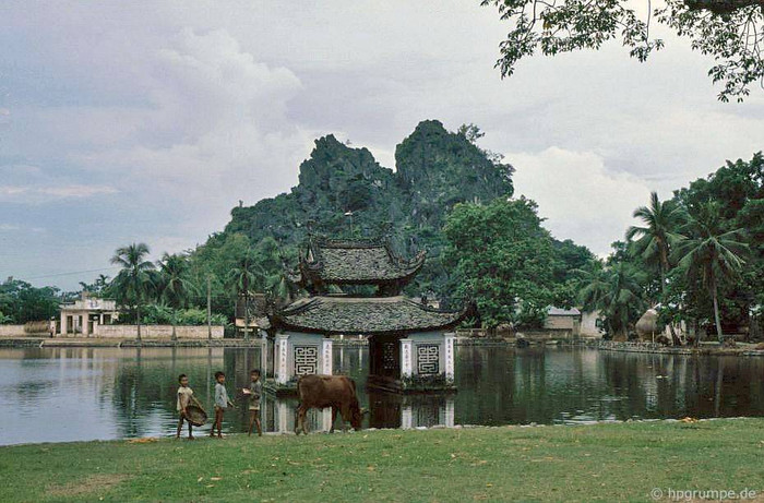 Giữa ao Long Chiểu có thủy đình là viên ngọc giữa miệng rồng. Đây cũng là nơi diễn ra trò múa rối nước. Từ Đạo Hạnh được cho là ông tổ của hình thức biểu diễn dân gian này.