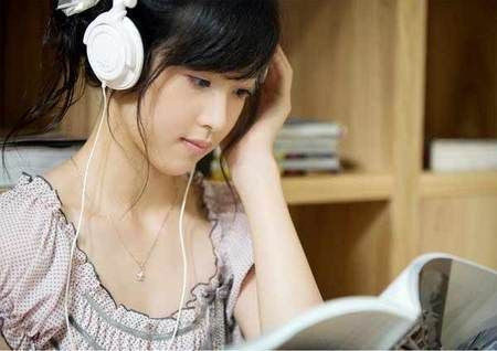 Với khuôn mặt dễ thương và đáng yêu cùng cốc trà sữa trên tay khi cô bé Trạch Thiên đăng tấm hình đó lên blog cá nhân và được cộng đồng mạng ưu ái gọi là “cô bé trà sữa”. Với khuôn mặt dễ thương và đáng yêu cùng cốc trà sữa trên tay khi cô bé Trạch Thiên đăng tấm hình đó lên blog cá nhân và được cộng đồng mạng ưu ái gọi là “cô bé trà sữa”.