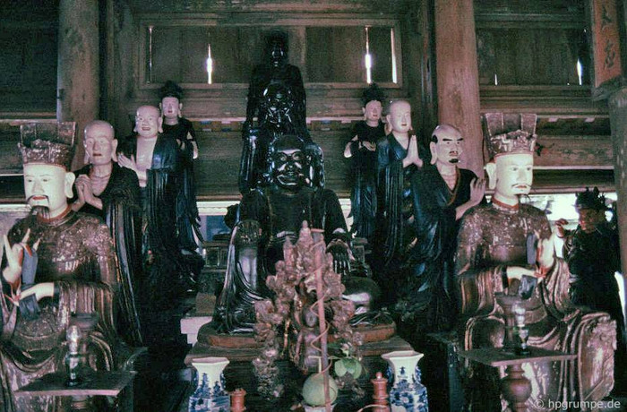 Tòa Tam Bảo trong chùa Tây Phương.