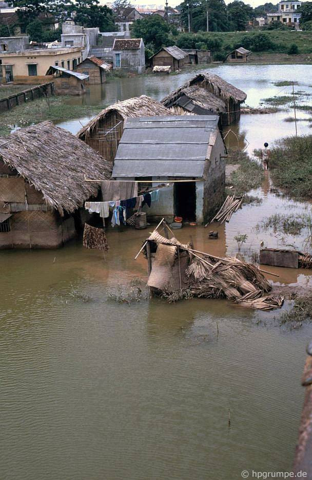 Một khu dân cư ven sông Hồng. Ảnh chụp năm 1991. Một khu dân cư ven sông Hồng. Ảnh chụp năm 1991.