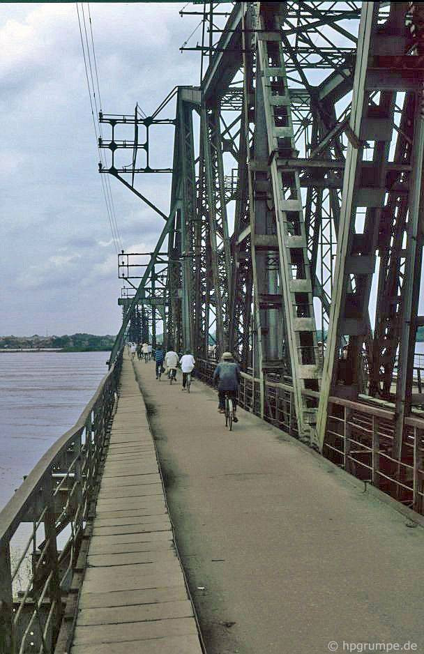 Cây cầu được thiết kế với kiểu dáng độc đáo do hãng Eiffel thiết kế, giống với kiểu dáng của cầu Tolbiac ở quận 13, Paris trên tuyến đường sắt Paris - Orléans, Pháp. Để tiến hành xây dựng cầu, người ta phải tuyển mộ hơn 3000 công nhân bản xứ và một đội ngũ khoản 40 giám đốc, kỹ sư, chuyên gia và đốc công người Pháp để điều hành công việc. Người ta đã dùng đến 30.000m3 đá và kim loại (5600 tấn thép cán, 137 tấn gang, 165 tấn sắt, 7 tấn chì). Tổng số tiền thực chi lên tới 6.200.000 franc Pháp, không vượt quá dự trù là bao. Cây cầu được thiết kế với kiểu dáng độc đáo do hãng Eiffel thiết kế, giống với kiểu dáng của cầu Tolbiac ở quận 13, Paris trên tuyến đường sắt Paris - Orléans, Pháp. Để tiến hành xây dựng cầu, người ta phải tuyển mộ hơn 3000 công nhân bản xứ và một đội ngũ khoản 40 giám đốc, kỹ sư, chuyên gia và đốc công người Pháp để điều hành công việc. Người ta đã dùng đến 30.000m3 đá và kim loại (5600 tấn thép cán, 137 tấn gang, 165 tấn sắt, 7 tấn chì). Tổng số tiền thực chi lên tới 6.200.000 franc Pháp, không vượt quá dự trù là bao.